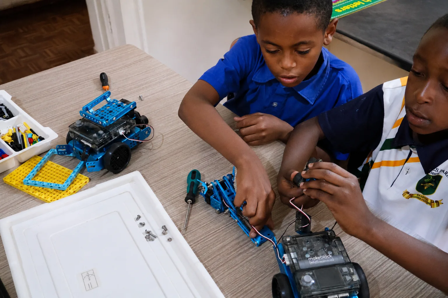 Pupils building a robot in Technology Studies
